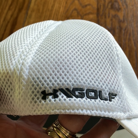 NWOT MD/LG UNDER ARMOUR GOLF CAP WITH MESH SIDES AND BACK - Picture 3 of 6